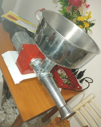 Macchina passa pomodoro