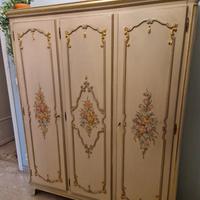 Armadio bianco e dipinto a mano