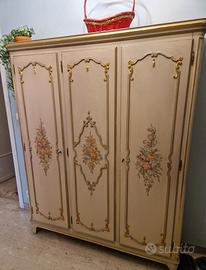 Armadio bianco e dipinto a mano