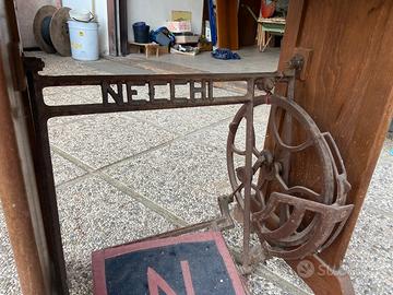 Mobile macchina da cucire Necchi
