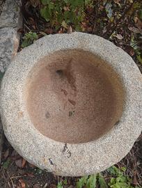 Antico fontanile in pietra da tronco di colonna