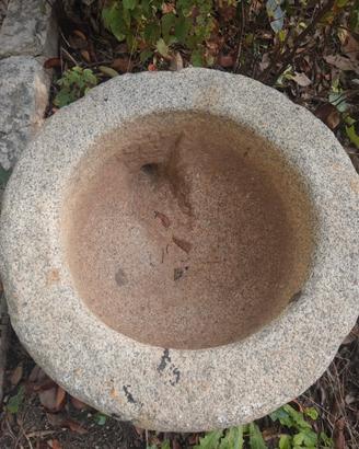 Antico fontanile in pietra da tronco di colonna