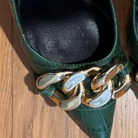 Scarpe verdi con catena