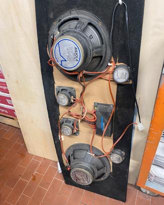 Pannello con altoparlanti auto