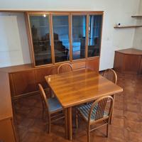 Sala con tavolo e sedie