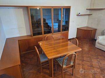 Sala con tavolo e sedie