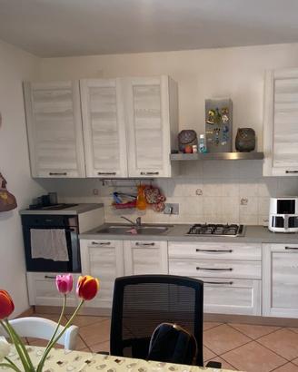 Cucina lineare piu parete