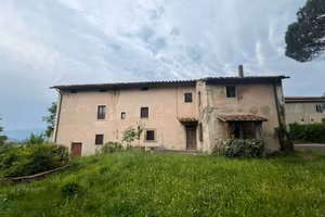 Appartamento di 670 m² con più di 5 locali a Borgo