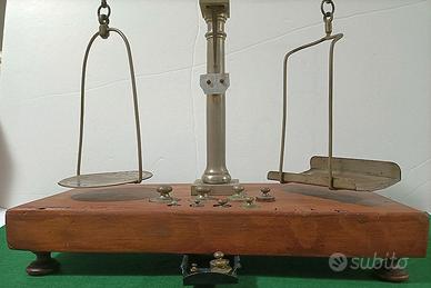 ANTICA BILANCIA A DUE BRACCI COMPLETA DI PESI