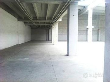 Immobile di 1600 m² con 1 locale a Nola