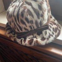 Cappellino in pelliccia elegante per signora