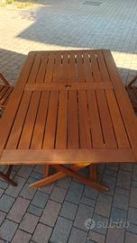 Tavolo con sedie da giardino 