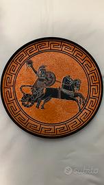Piatto decorativo in ceramica greca dipinto a mano