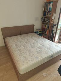 Letto matrimoniale con materasso e cassettone