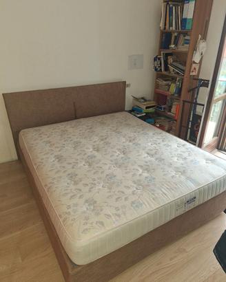 Letto matrimoniale con materasso e cassettone