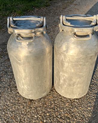 bidone del latte in alluminio datato,