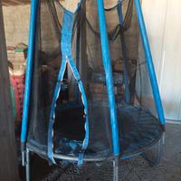 Trampolino elastico da giardino.