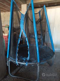 Trampolino elastico da giardino.