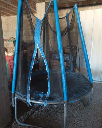 Trampolino elastico da giardino.