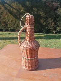 bottiglia vintage in vetro  rivestita di vimini