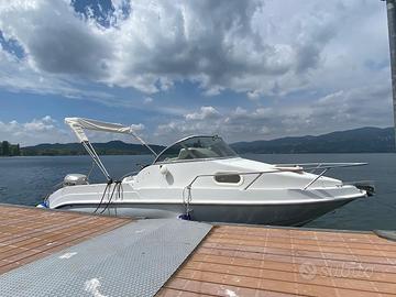 Barca fuori bordo 90 cavalli semicabinata