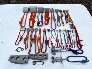 Assortimento ancoraggi da arrampicata