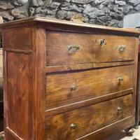 Cassettone a tre cassetti in abete e noce