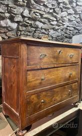 Cassettone a tre cassetti in abete e noce