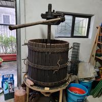 Torchio a mano per pigiare l'uva