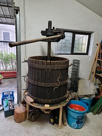 Torchio a mano per pigiare l'uva