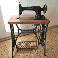 Macchina da cucire Singer antica a pedale e motore