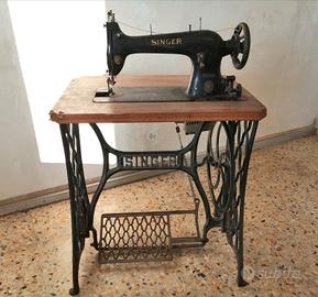 Macchina da cucire Singer antica a pedale e motore