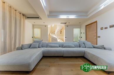 DUPLEX COMPLETAMENTE RISTURRATO CON TERRAZZO E POS