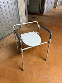 Comoda per disabili pieghevole