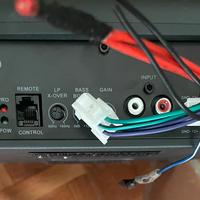 Sub woofer attivo per auto