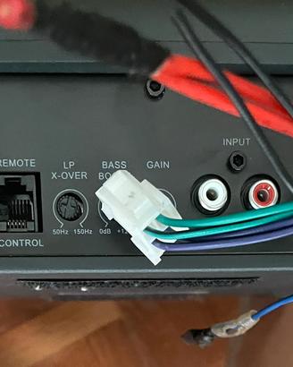 Sub woofer attivo per auto