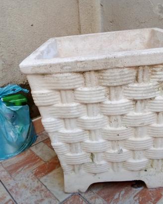 Vaso giardino in cemento bianco usato 
