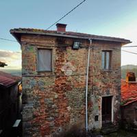 CASA SEMINDIPENDENTE A PESCIA