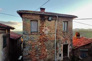 CASA SEMINDIPENDENTE A PESCIA