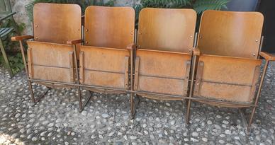 Fila poltroncine da teatro.