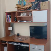 scrivania con libreria