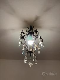 Lampadario vintage in ferro battuto e cristalli
