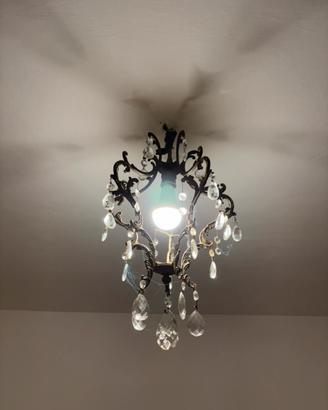 Lampadario vintage in ferro battuto e cristalli