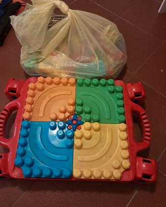 Tavolino per costruzioni + Busta di Mattoncini