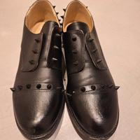 mocassino nero con borchie