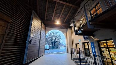 Ampio locale commerciale