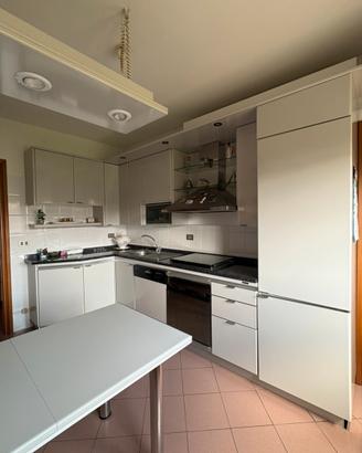 Cucina angolare grigia + elettrodomestici e tavolo