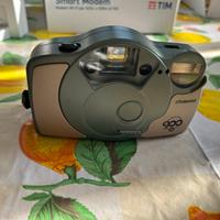 Macchina fotografica polaroid a rullino