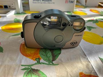 Macchina fotografica polaroid a rullino