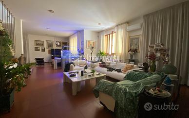 VILLA CON GIARDINO E DOPPIO GARAGE (UNICA NEL SUO